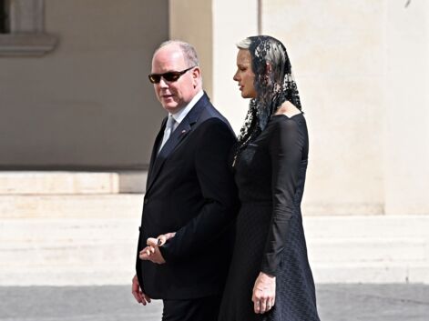 Charlene et Albert de Monaco main dans la main pour rencontrer le pape François