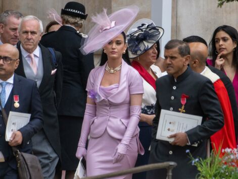 Katy Perry manque de trébucher au couronnement du roi Charles III
