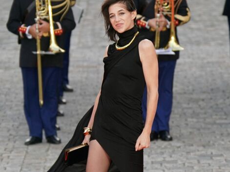 Charlotte Gainsbourg victime du vent à Versailles : sa robe fendue fait jaser