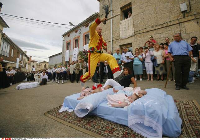 Le festival El Colacho en Espagne éloigne les mauvais esprits des bébés... en sautant par dessus eux ! 