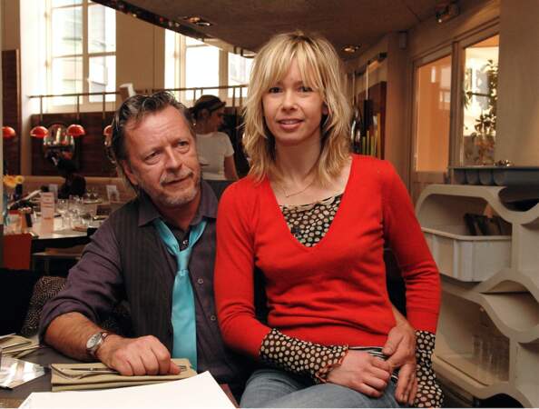 En 2000, Renaud rencontre Romane Serda, jolie jeune chanteuse blonde