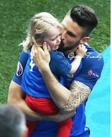 Un super papa que la petite puce a eu le droit d'embrasser après la victoire