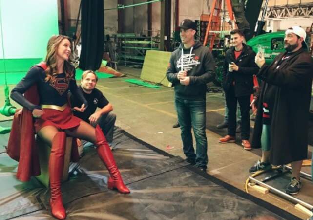 Pour attaquer le tournage de la saison 3 de Supergirl, elle est toujours ravie de retrouver son costume ! 