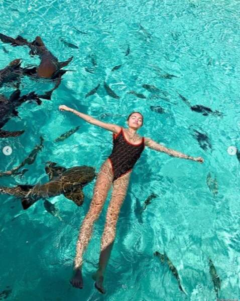 Thylane Blondeau nageait avec des requins aux Bahamas. 