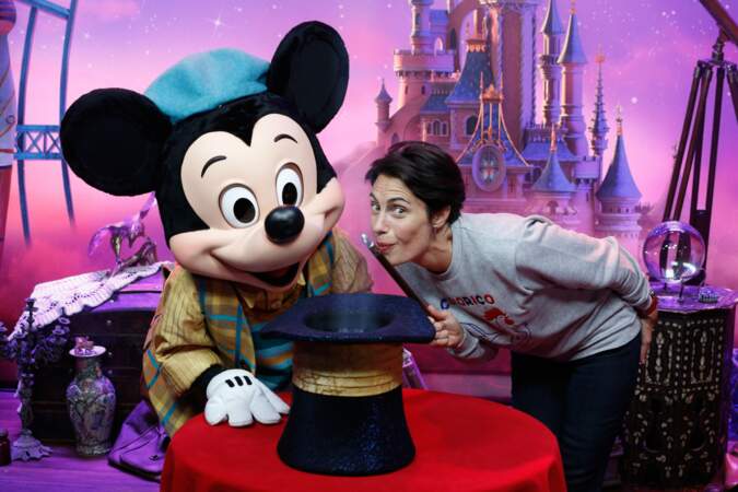 Pendant qu'Alessandra Sublet s'essaye à la magie avec Mickey.