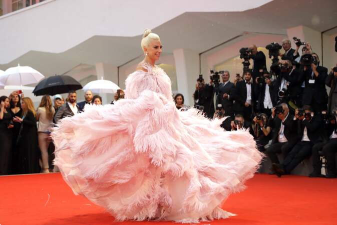 … Lady Gaga a fait sensation dans une robe en plumes