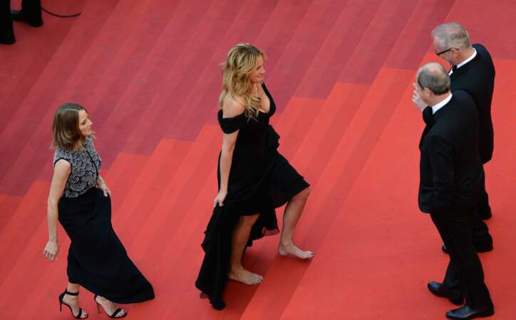 Projection officielle de Money Monster à Cannes : elle monte les marches... pieds nus !