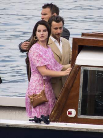 Lana Del Rey quitte Stresa pour rejoindre l'île d'Isola Madre, où aura lieu la cérémonie religieuse