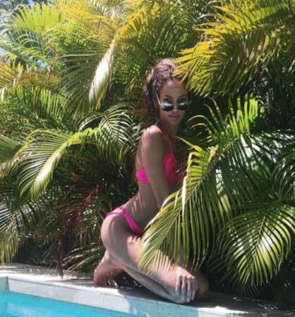 La top-model Joan Smalls s'est cachée dans un palmier. 