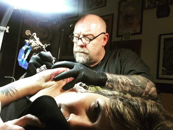 Ici, c'est Tin-Tin, le célèbre tatoueur parisien, qui la prend en main