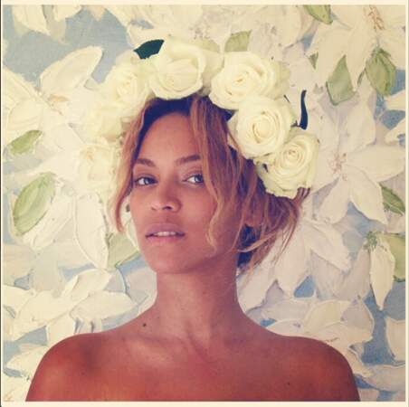 Couronne de fleurs également pour Beyoncé, sans make up !
