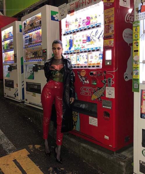Kourtney Kardashian devant un distributeur automatique 