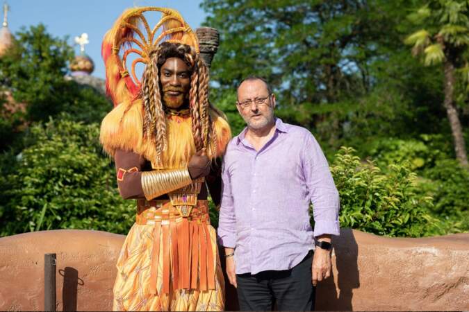 Jean Reno, la voix de Mufasa pose avec Mufasa du spectacle Le Roi Lio et les rythmes de la terre