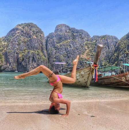 Shanna est comme ça : elle adore faire du yoga sur la plage !   
