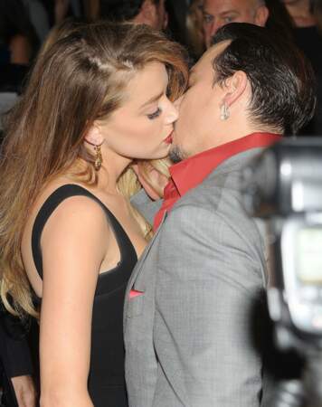Johnny Depp et Amber Heard échangent un baiser fougueux devant les photographes.