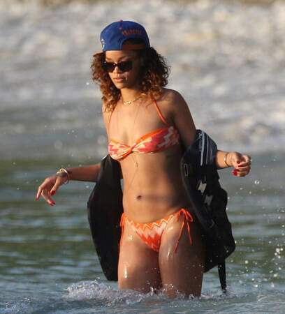 L'atout mode de Rihanna, même à la plage : ne jamais oublier ses bijoux chaînes... de bikini ! 