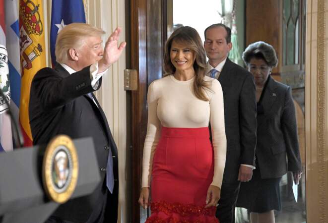 La First Lady portait en effet un pull moulant…