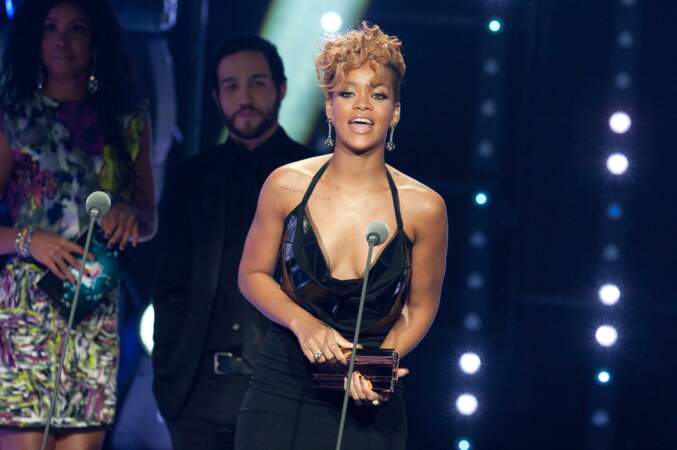 Rihanna, toujours sexy, reçoit un trophée en 2010