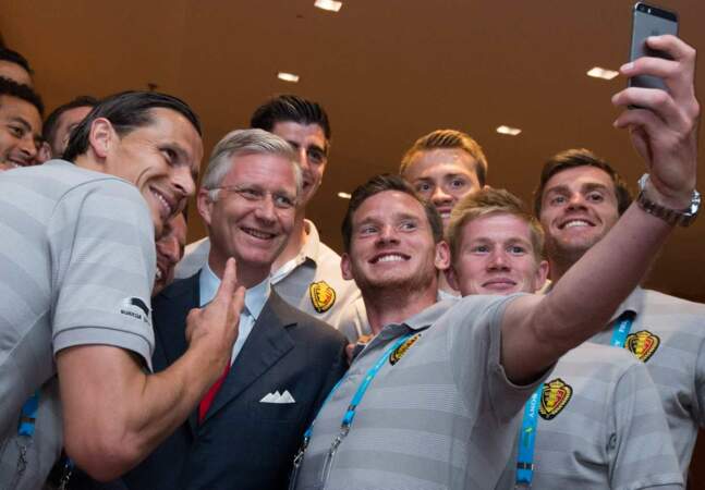 Belge attitude : le roi Philippe fauit un selfie avec les Diables rouges. La classe ! 
