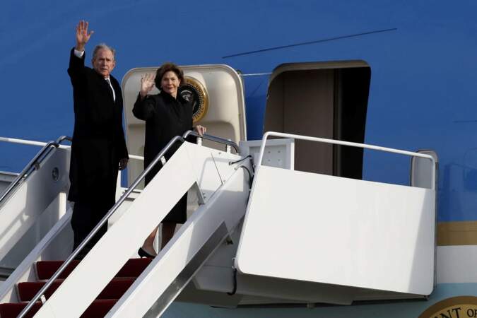 George et Laura Bush montent dans l'avion chargé d'emporter le cercueil à Houston