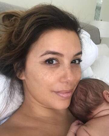 Au lit avec bébé Santiago, Eva Longoria s'est montrée sans artifice (ou presque). 