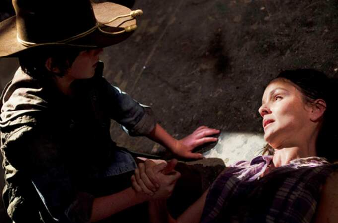 The Walking Dead : Lori Grimes meurt lors de son accouchement (saison 3), achevée d'une balle en pleine tête