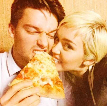 Miley Cyrus partage sa pizza avec Patrick Schwarzenegger. Comme, c'est mignon ! 