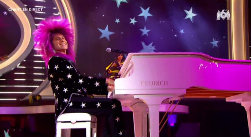 "Still Standing" pour Elton John. Mais franchement, le déguisement, il est ridicule ?!