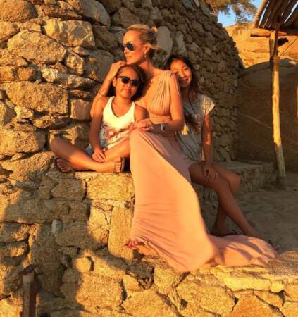 Laeticia Hallyday est à Mykonos pour l'anniversaire de mariage d'une amie, toujours avec les deux petites puces.