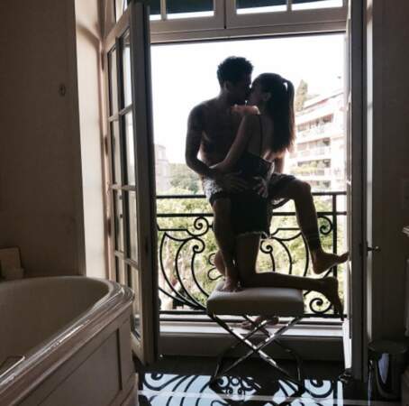 Dans une pose sûrement très confortable, les amoureux transis s'embrassent à Paris 