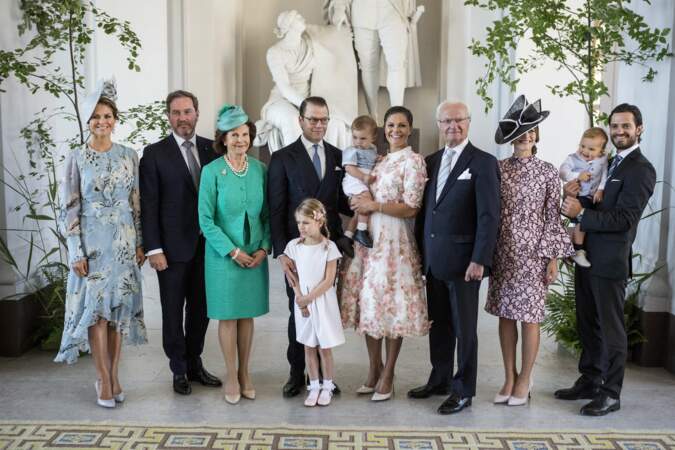 La princesse Victoria est bien entourée de ses parents, de son frère et de sa soeur... Jolie photo de famille !