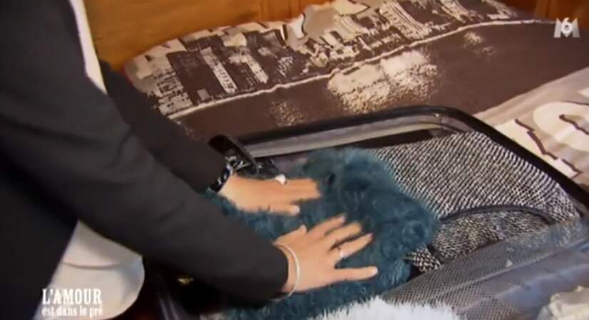 Dans sa valise, elle emporte un sublime pull moumoute ! Glamour ! 