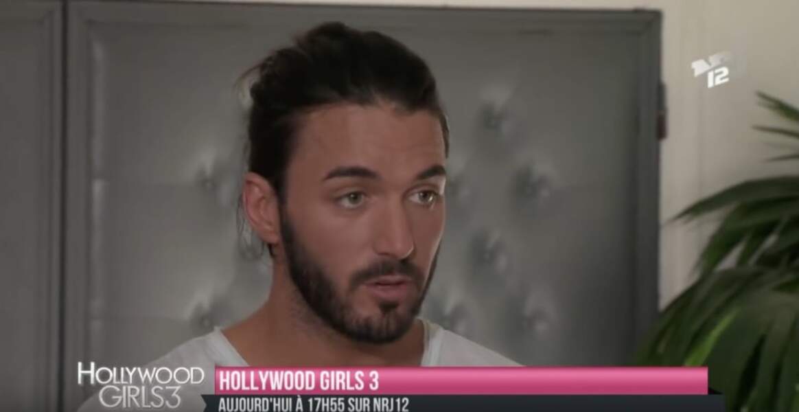 Ensuite, il devient un acteur aux cheveux attachés dans Hollywood Girls sur NRJ 12... 