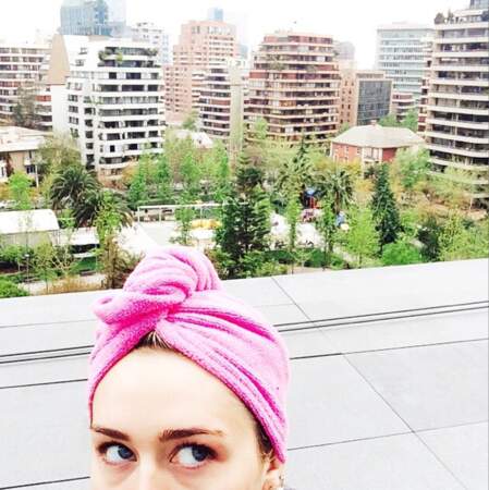 Et Miley Cyrus qui fait sécher ses cheveux en terrasse... normal !