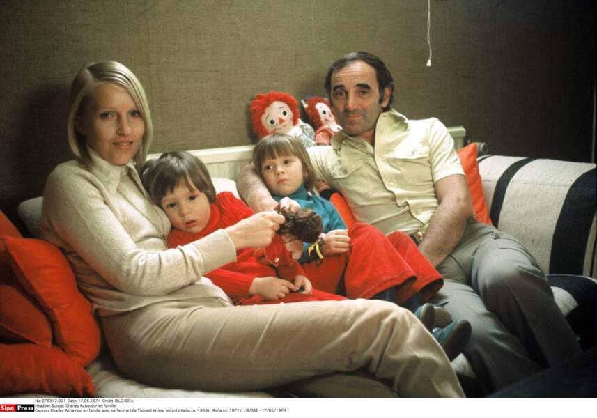 Charles Aznavour en famille en 1974 avec sa femme Ulla Thorsell et leur enfants Katia et Misha