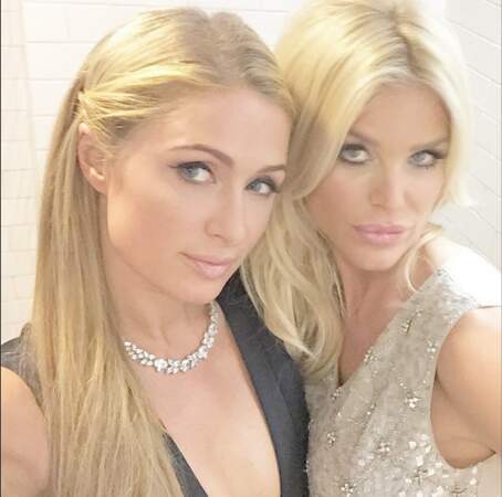 Elle a aussi trouvé Paris Hilton dans les toilettes ! Vite, un selfie !