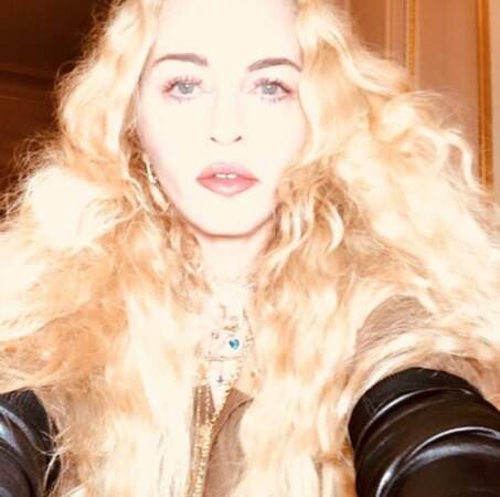 Madonna resplendissante avec ses manches de cuir