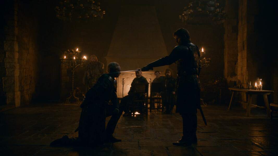 Lors d'une très belle scène, Jaime adoube Brienne : elle est désormais chevalier 