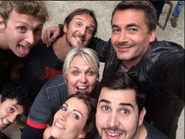 Pendant qu'Olivier Minne fait un selfie avec l'équipe de Valérie Damidot !