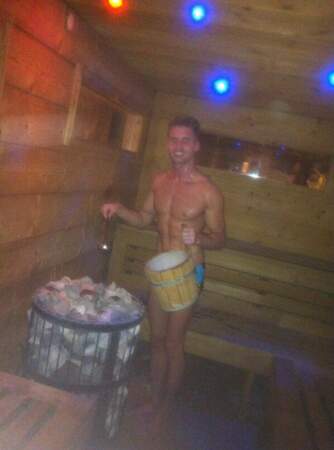 Musclé dans un sauna...
