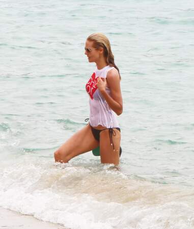 L'astuce d'Heidi Klum pour limiter les coups de soleil ? Le t-shirt, porté même dans l'eau. 