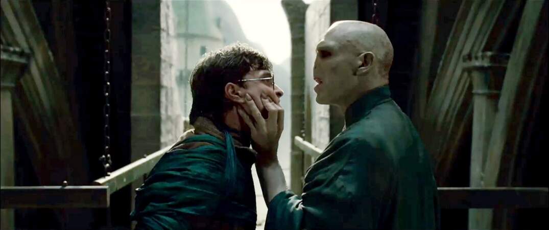 Face à face tendu entre Harry et Voldemort