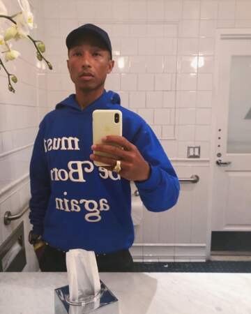 Petit selfie aux gogues pour Pharrell Williams. 