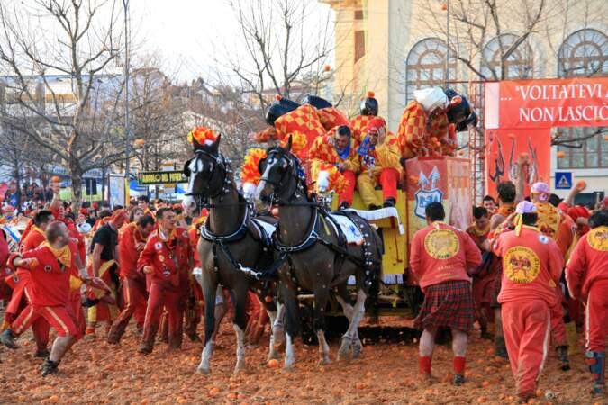 Après la bataille d'oranges d'Ivrée en Italie (pendant le carnaval), plus de 400 tonnes recouvrent la ville.