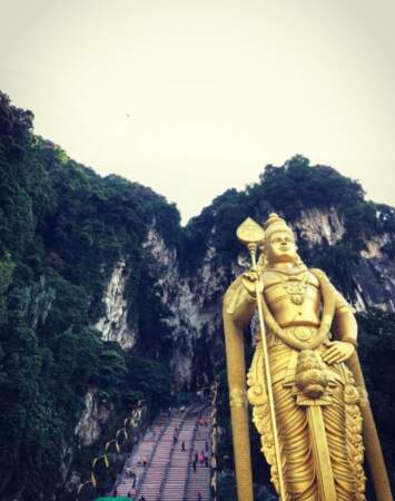 272 marches à gravir avant de pénétrer dans les grotte de Batu Cave à Kuala Lumpur
