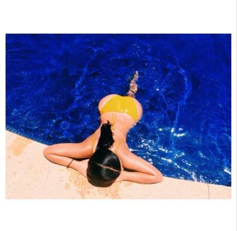Pendant ce temps, Kim Kardashian se dore la pilule dans son joli bikini jaune 