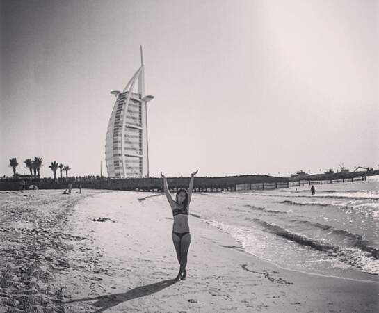 Elle pose devant le célèbre hôtel de la ville en forme de voilier, le Burj-al-Arab !