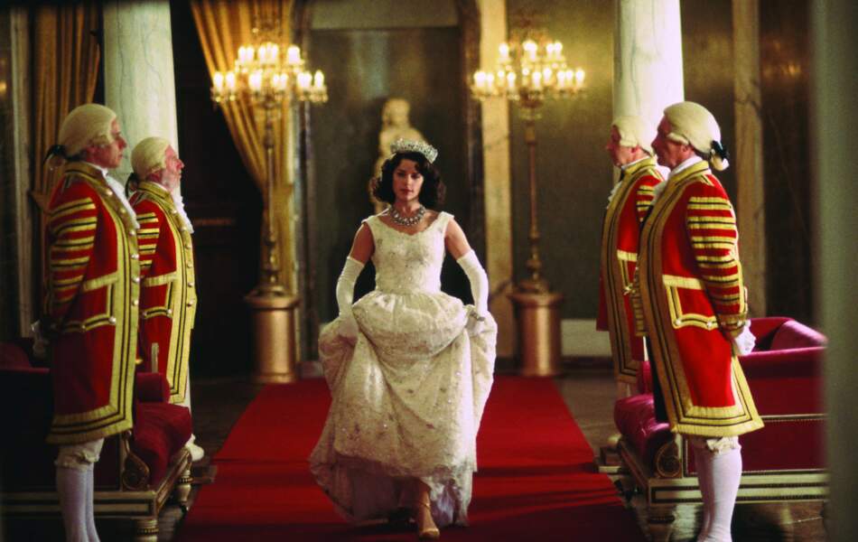 Neve Campbell est Elizabeth II face à Christian Slater, dans le parodique Churchill : The Hollywood Years.