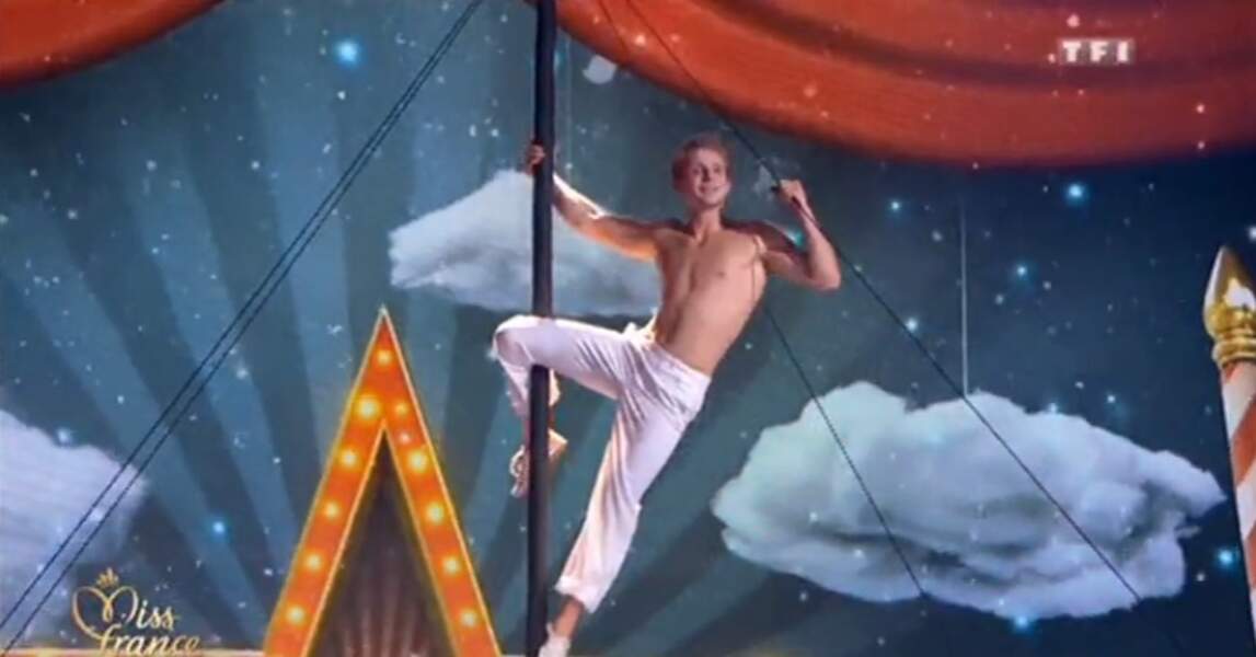Simon Heulle fait partie de la troupe Love Circus. Vous pouvez y découvrir sa passion : le mât chinois