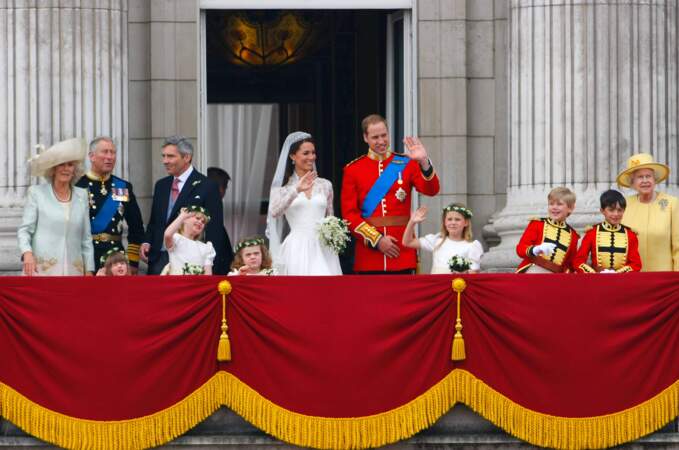Le prince William et Kate, la duchesse de Cambridge, saluent tout un peuple en liesse